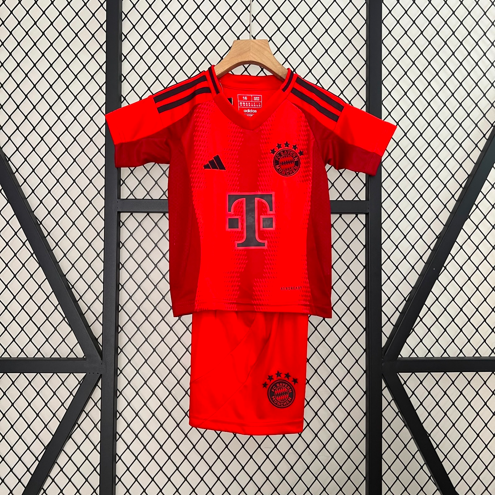 Ensemble enfant Bayern Munich Le 12 -ème Maillot, maillot et short bleu avec logo du club, pour jeune supporter de football.