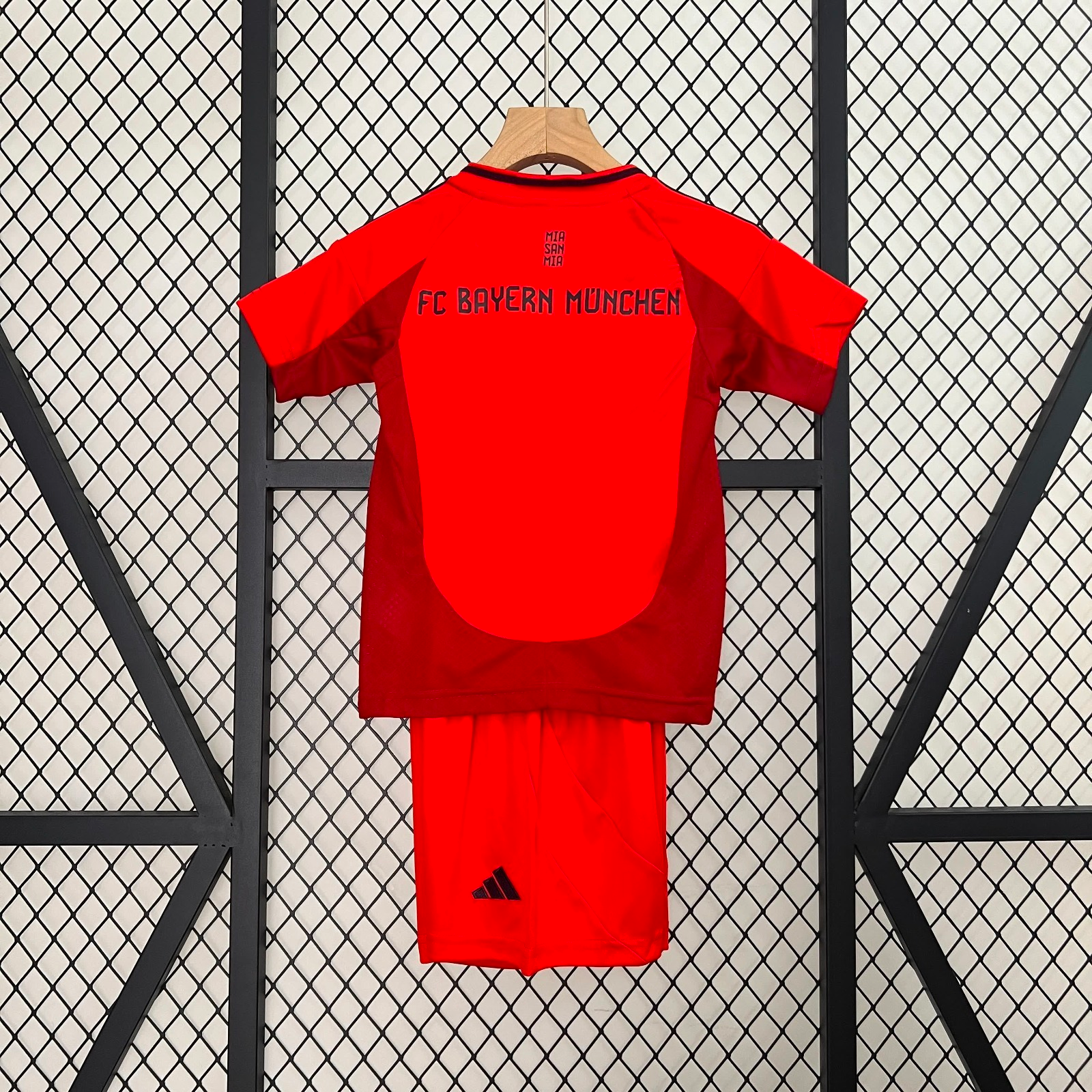 Ensemble enfant Bayern Munich Le 12 -ème Maillot, maillot et short à manches courtes pour supporter le club.