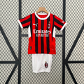 Ensemble pour enfant AC Milan de la marque Le 12 -ème Maillot, maillot et short rouge avec logo du club.