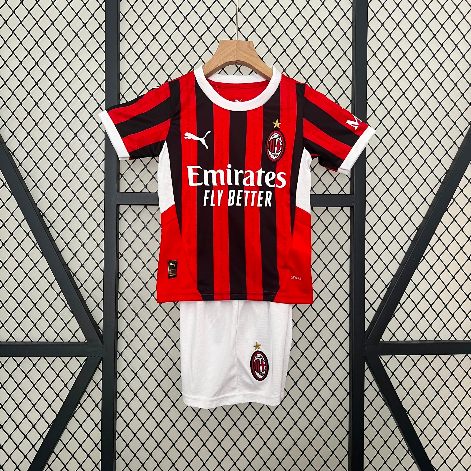 Ensemble pour enfant AC Milan de la marque Le 12 -ème Maillot, maillot et short rouge avec logo du club.