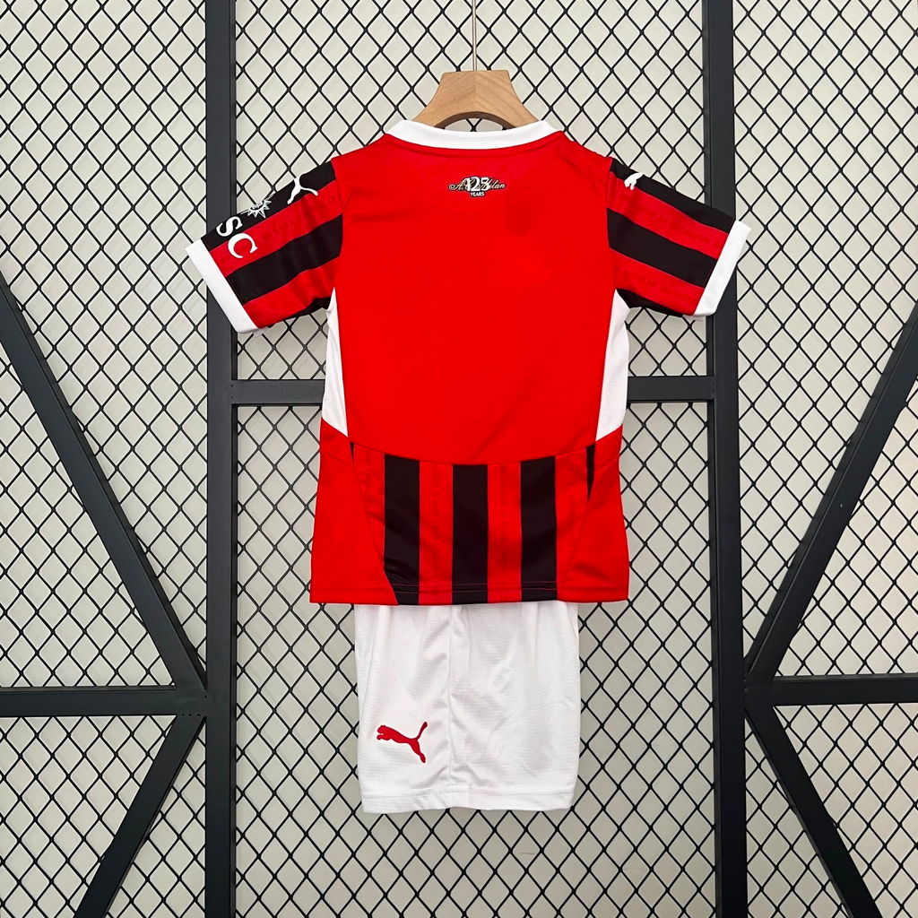 Ensemble pour enfant AC Milan de la marque Le 12 -ème Maillot, maillot et short en rouge et noir avec logo du club.