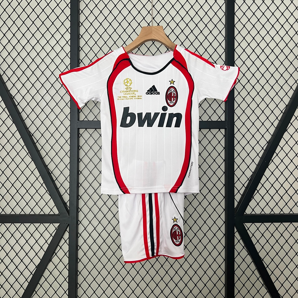Ensemble enfant rétro AC Milan Le 12 -ème Maillot, maillot rouge et noir avec logo du club, manches courtes et design classique.