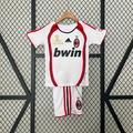 Ensemble enfant rétro AC Milan Le 12 -ème Maillot, maillot rouge et noir avec logo du club, manches courtes et design classique.