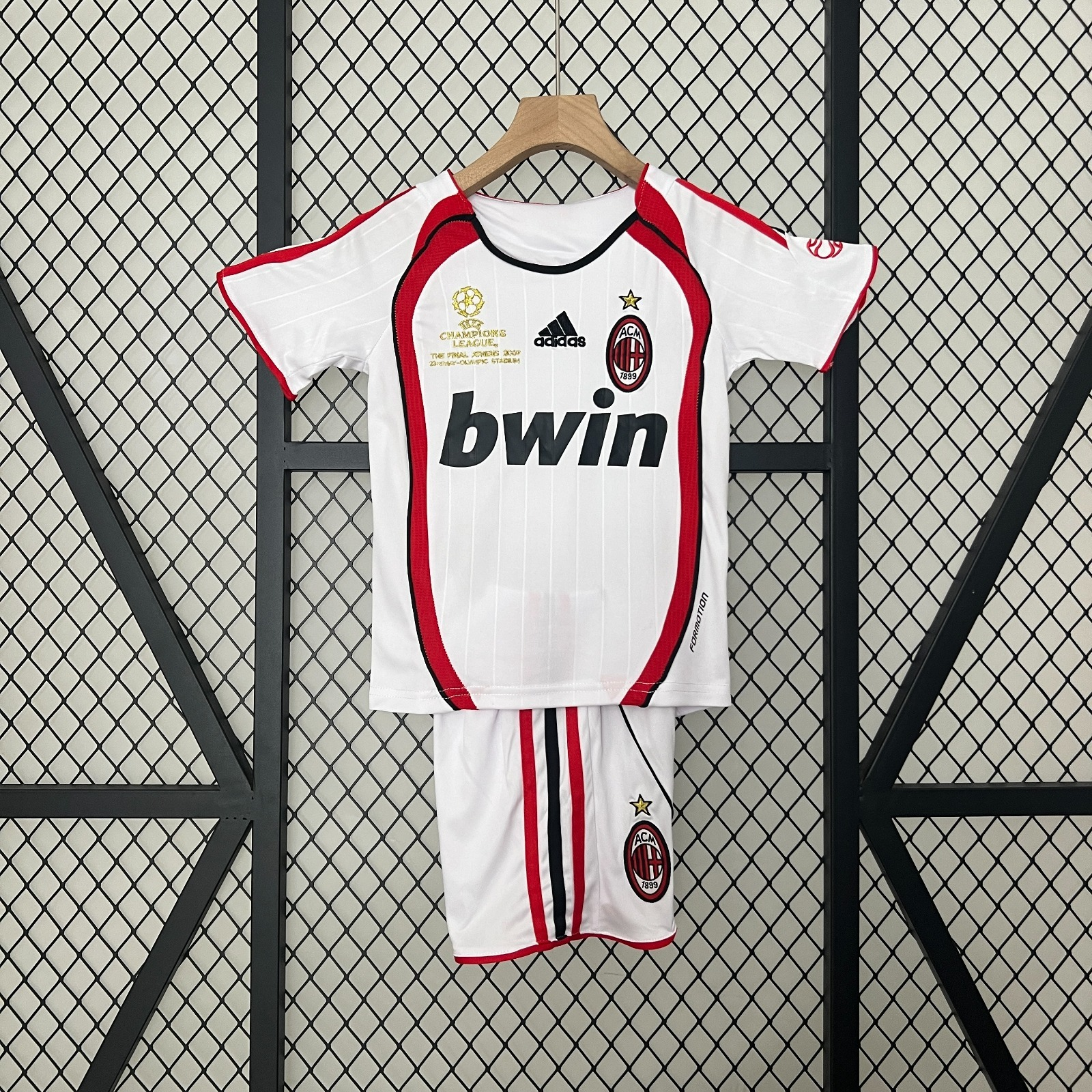 Ensemble enfant rétro AC Milan Le 12 -ème Maillot, maillot rouge et noir avec logo du club, manches courtes et design classique.