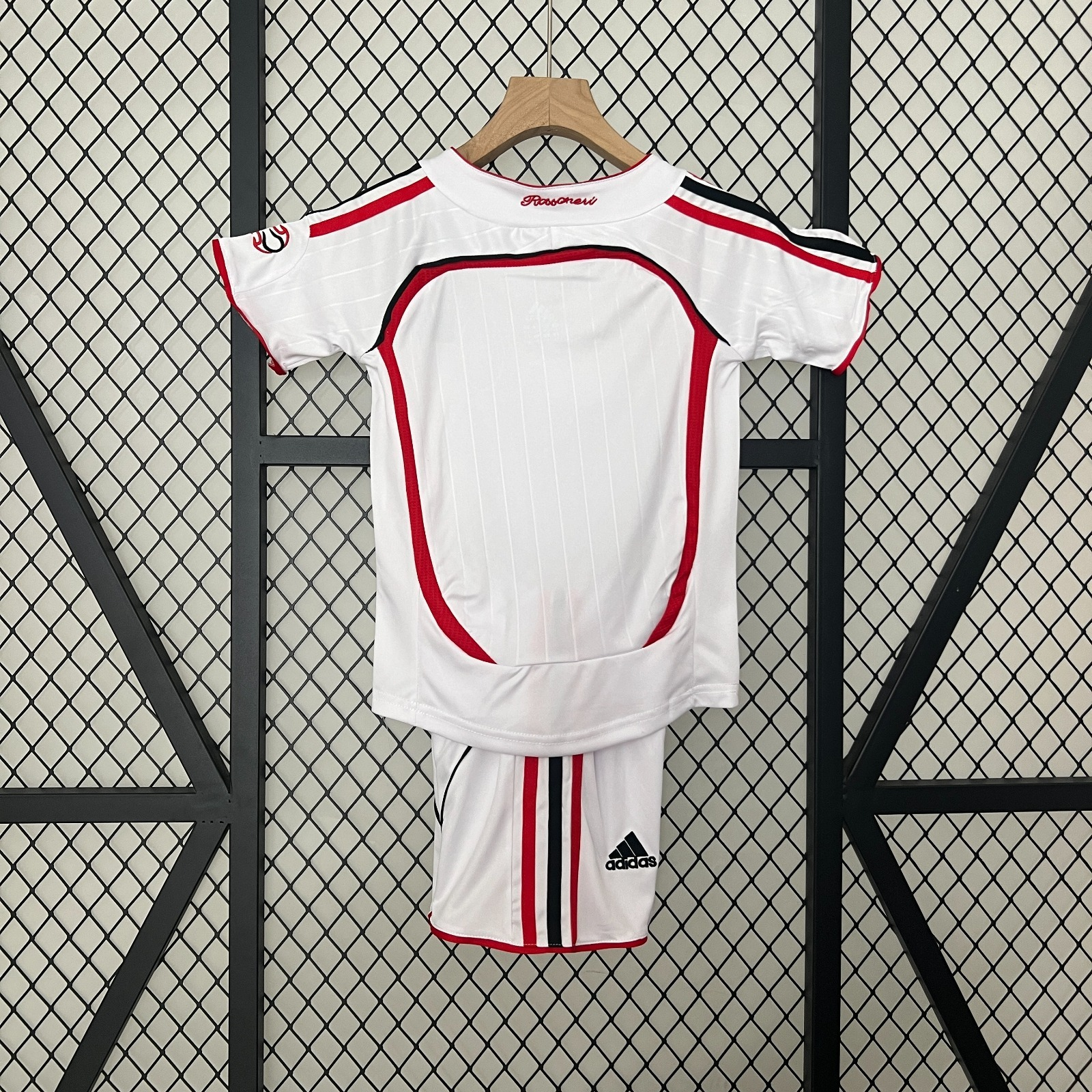 Ensemble enfant AC Milan rétro Le 12 -ème Maillot, maillot et short, logo AC Milan visible, couleurs rouge et noir.