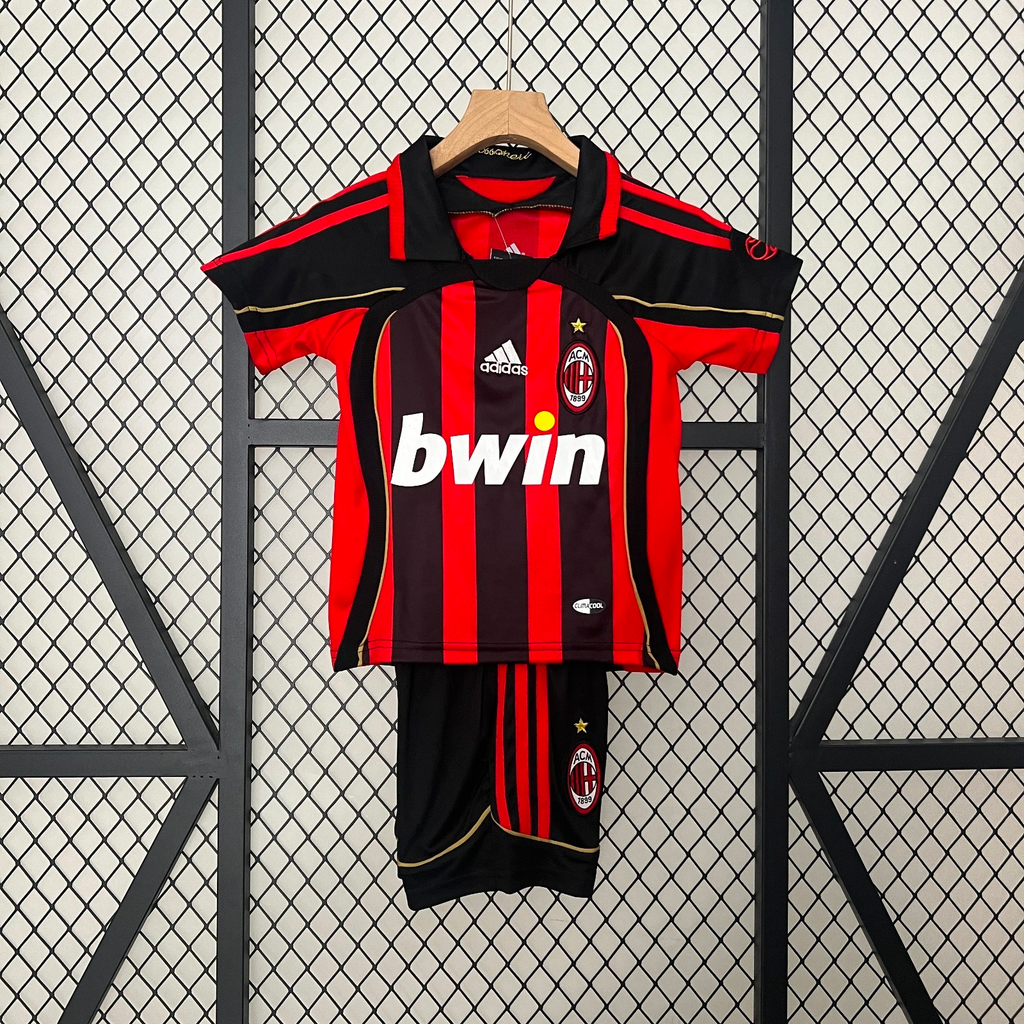 Ensemble enfant AC Milan rétro de Le 12 -ème Maillot, maillot de football pour jeunes avec logo et détails classiques.