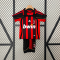 Ensemble enfant AC Milan rétro de Le 12 -ème Maillot, maillot de football pour jeunes avec logo et détails classiques.