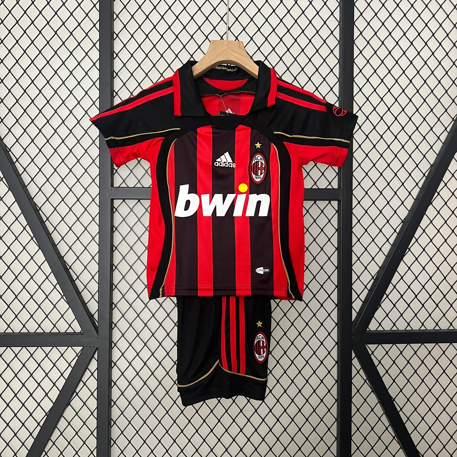 Ensemble enfant AC Milan rétro de Le 12 -ème Maillot, maillot de football pour jeunes avec logo et détails classiques.