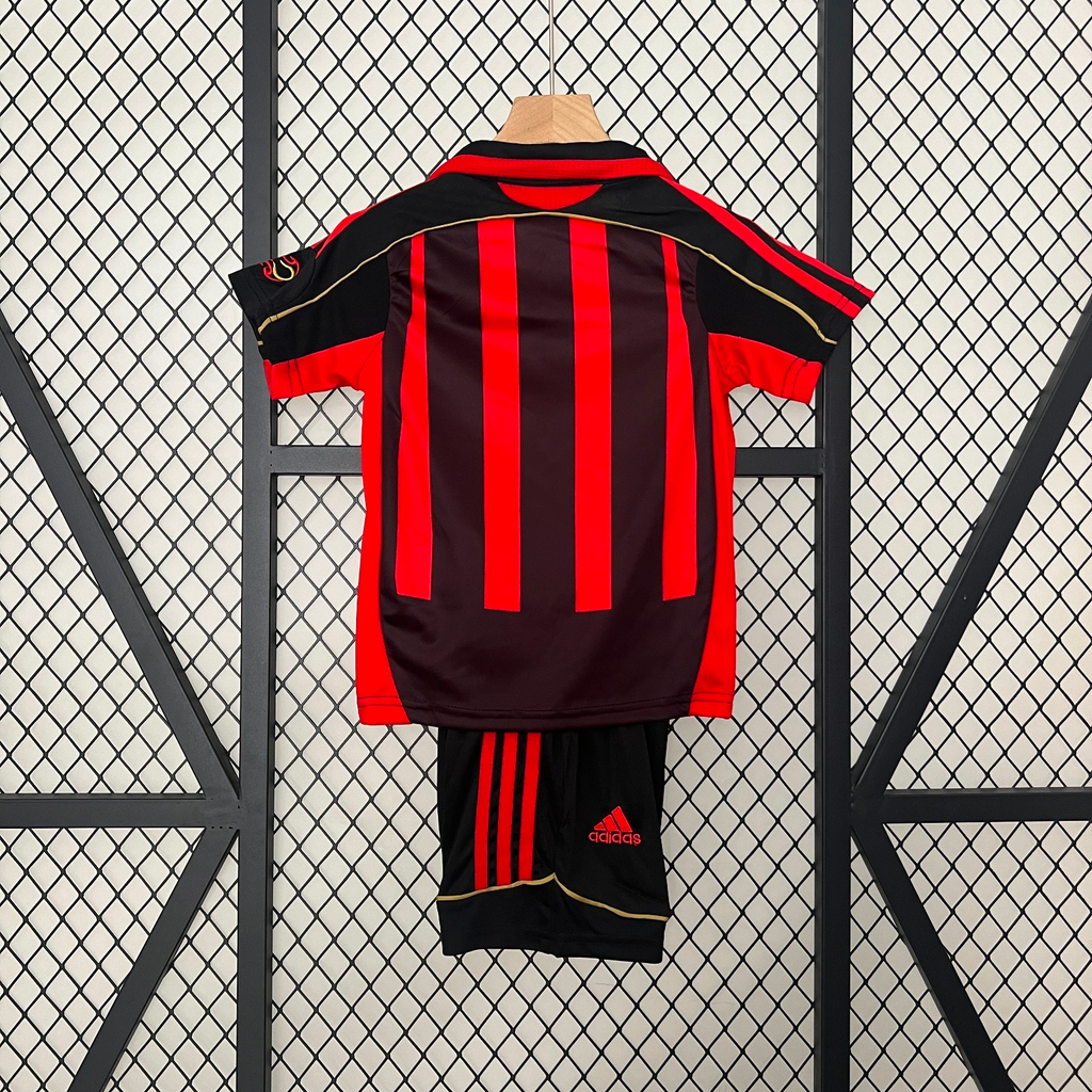 Ensemble enfant rétro AC Milan Le 12 -ème Maillot, maillot rouge et noir avec logo du club, vue de face.