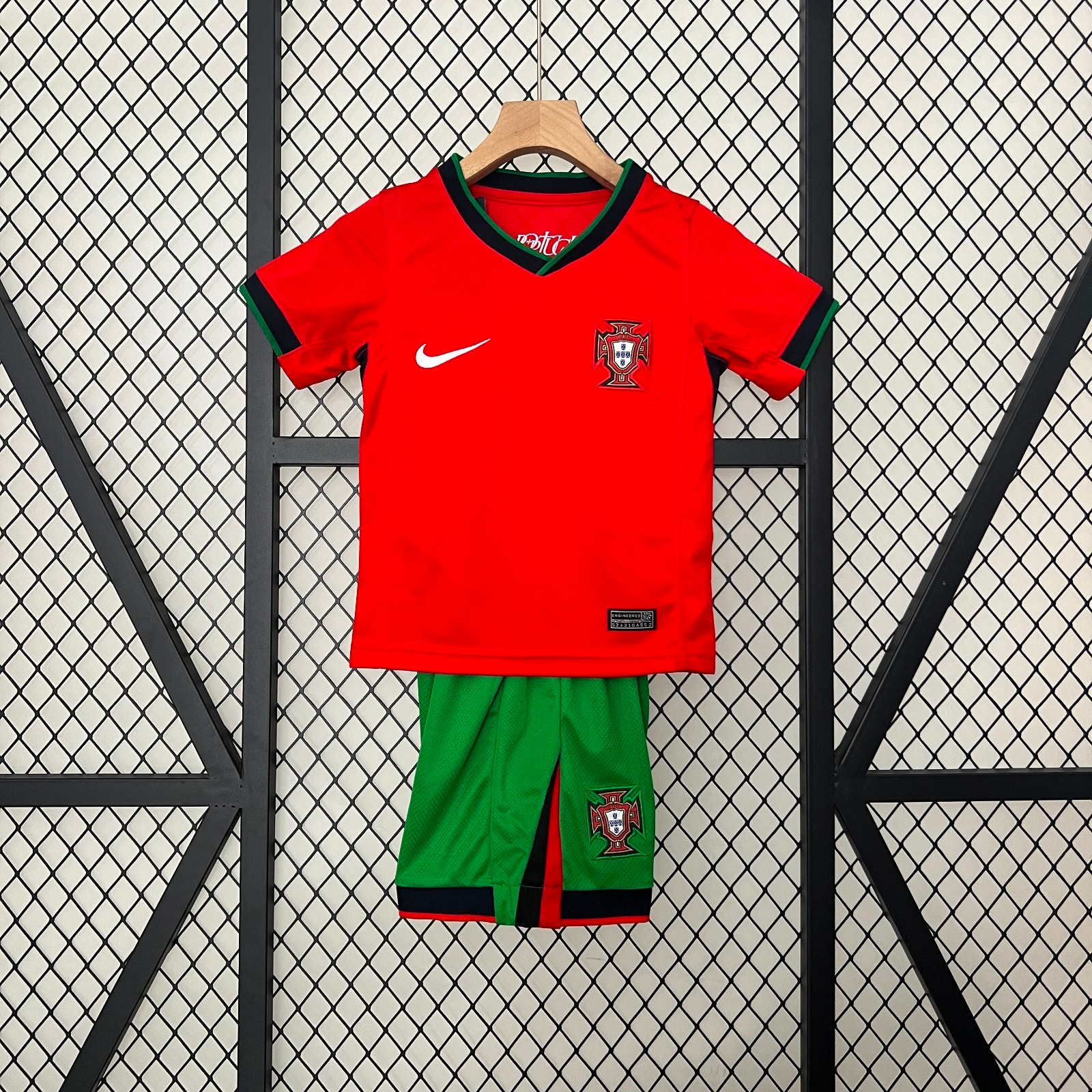 Ensemble pour enfant Portugal Le 12 -ème Maillot, t-shirt et short colorés avec logo Portugal, parfait pour enfants.