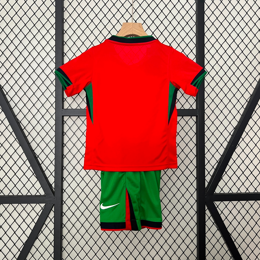 Ensemble enfant Portugal Le 12 -ème Maillot, maillot et short colorés pour enfants, style sportif et confortable.