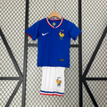 Ensemble pour enfant France Le 12 -ème Maillot, vêtements colorés et confortables pour jeunes enfants, vue de l'ensemble complet.