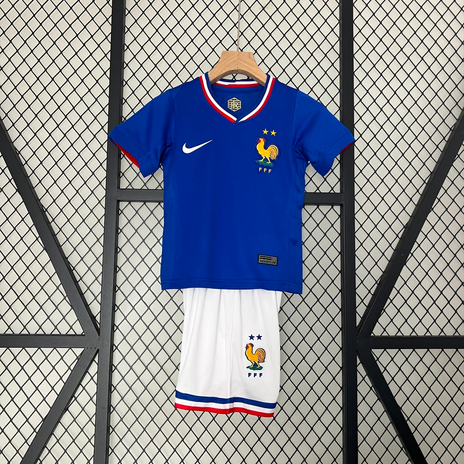Ensemble pour enfant France Le 12 -ème Maillot, vêtements colorés et confortables pour jeunes enfants, vue de l'ensemble complet.