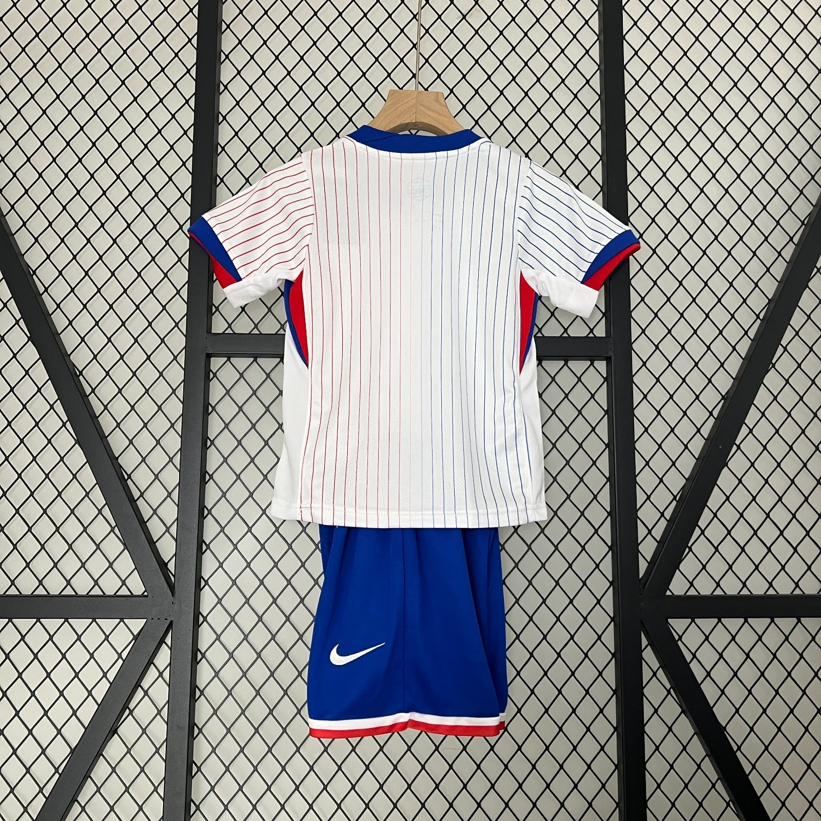 Ensemble pour enfant 24/25 de la marque Le 12-ème Maillot, vêtements colorés et confortables pour enfants.