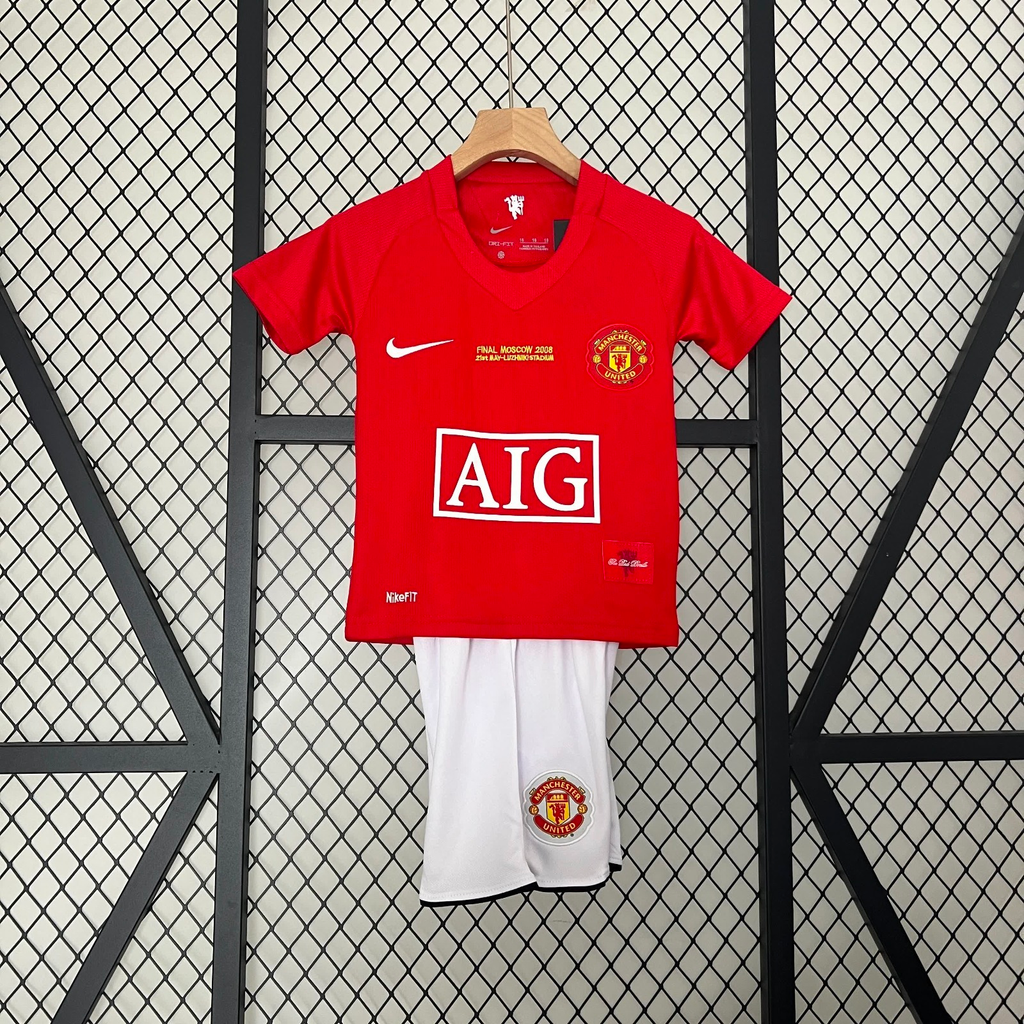 Ensemble enfant Manchester United Le 12 -ème Maillot, maillot rouge avec logo du club et détails en blanc, pour jeunes supporters.