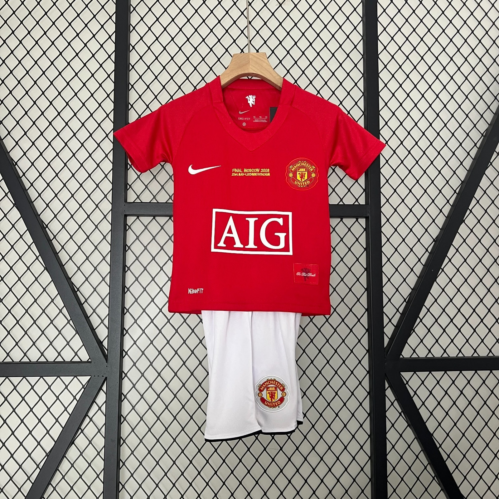 Ensemble enfant Manchester United Le 12 -ème Maillot, maillot rouge avec logo du club et détails en blanc, pour jeunes supporters.