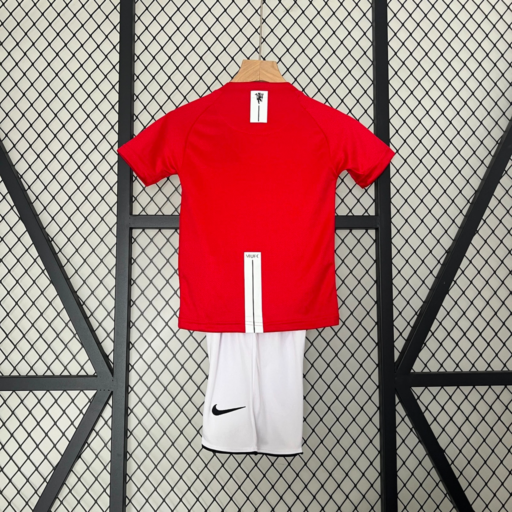 Ensemble enfant Manchester United Le 12 -ème Maillot, maillot rouge avec logo du club et détails pour jeunes supporters.