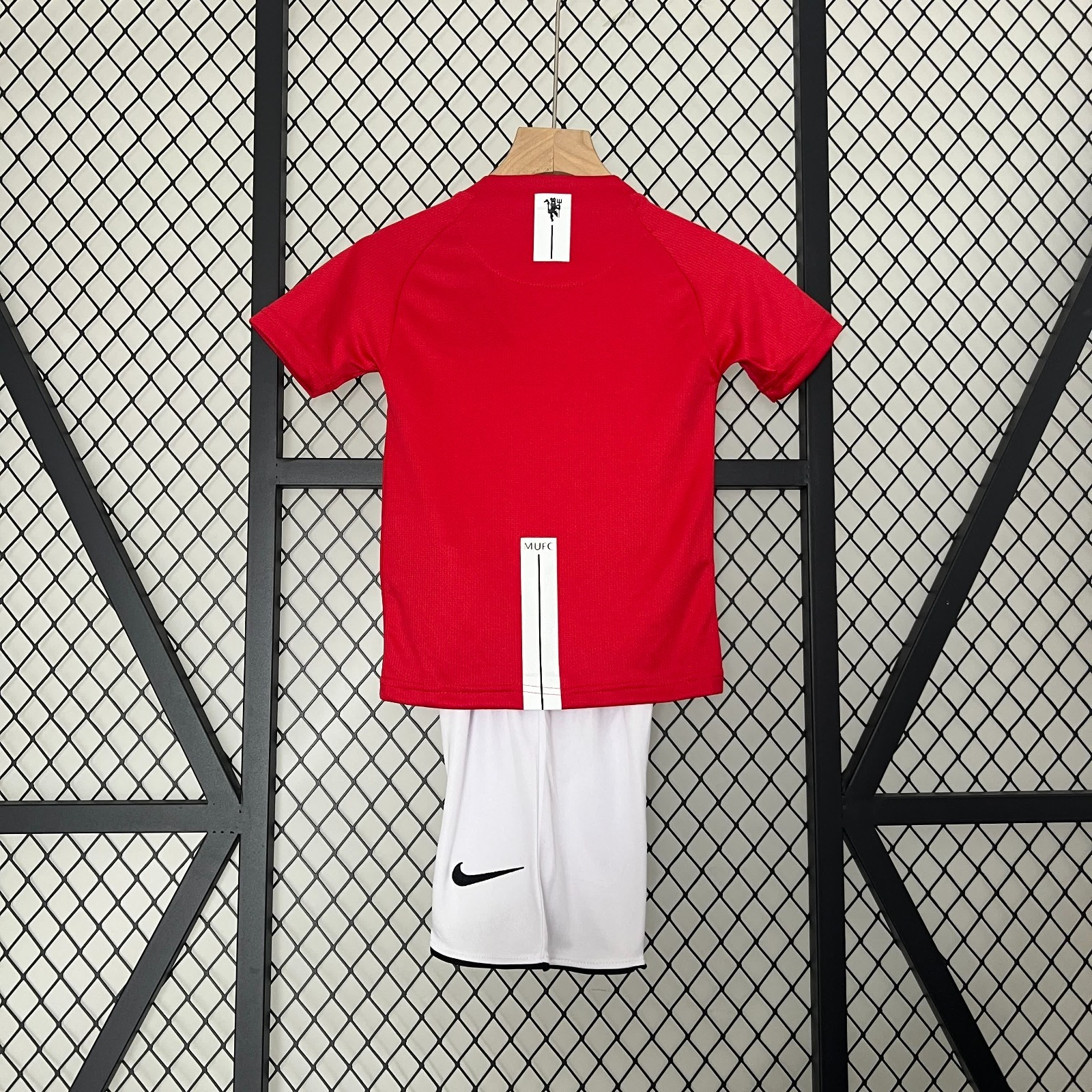 Ensemble enfant Manchester United Le 12 -ème Maillot, maillot rouge avec logo du club et détails pour jeunes supporters.