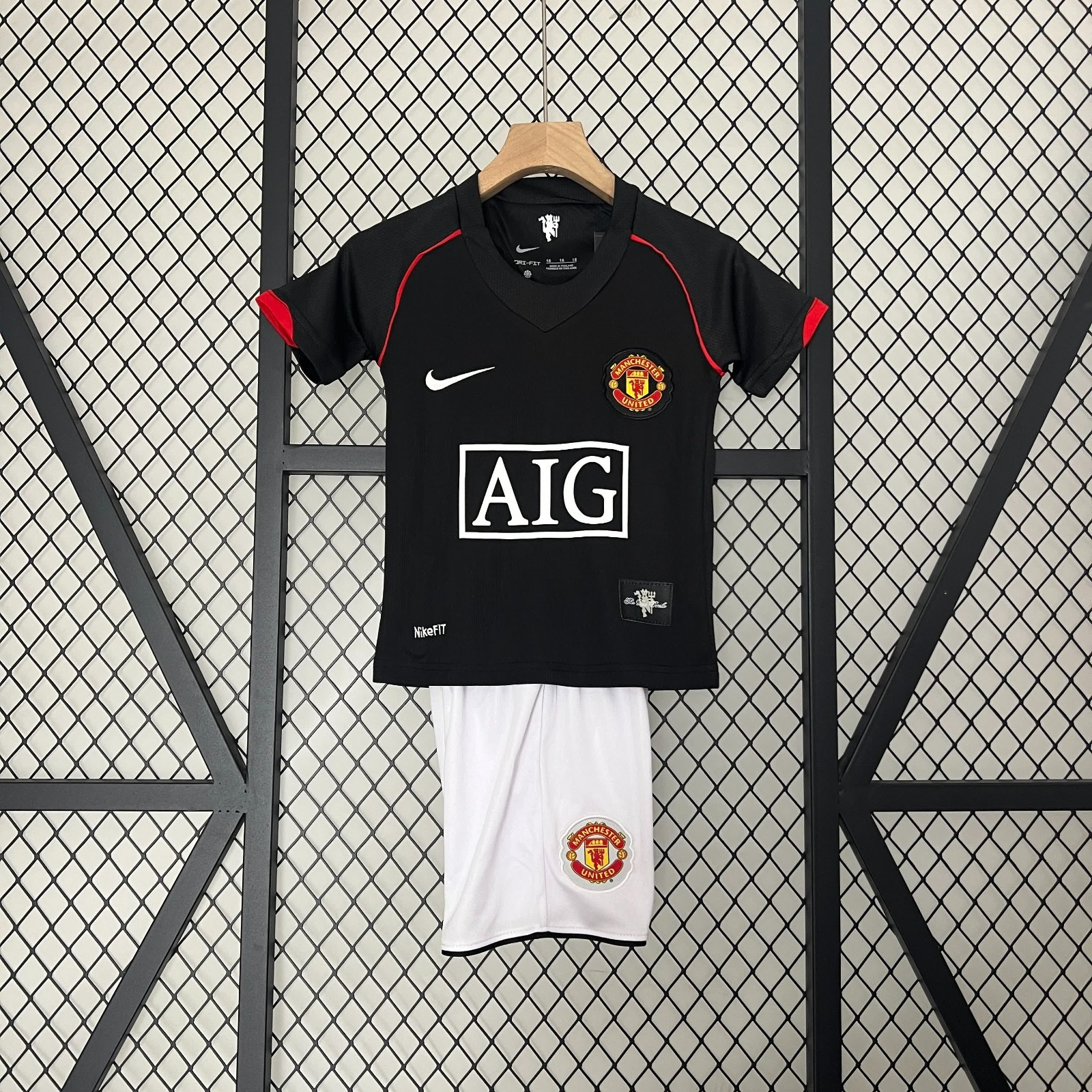 Ensemble enfant Manchester United Le 12 -ème Maillot, maillot et shorts rouges avec logo du club, pour jeune supporter.