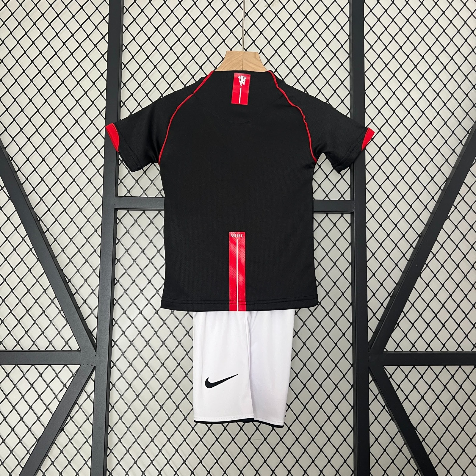Ensemble pour enfant Manchester United, maillot et short, signé Le 12 -ème Maillot, porté par un jeune fan.