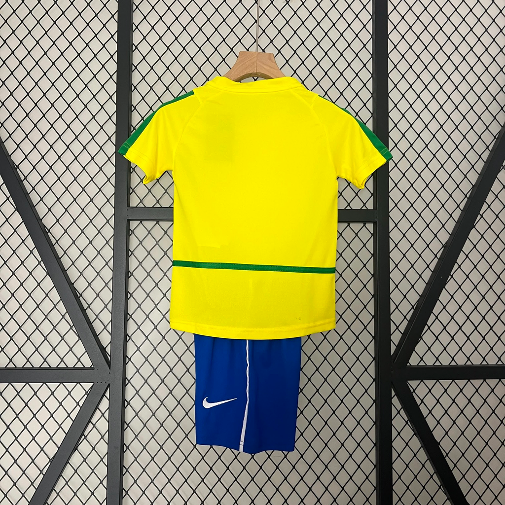 Ensemble pour enfants 24/25 Le 12 -ème Maillot, style rétro Brésil avec maillot et short colorés.