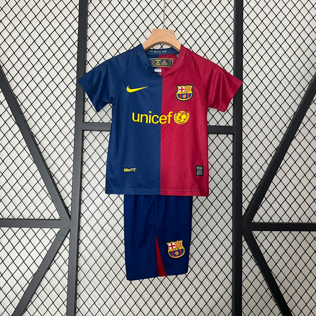Ensemble enfant Barcelone 2008-2009 Le 12 -ème Maillot, maillot rétro avec logo du club, porté par un enfant.