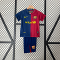 Ensemble enfant Barcelone 2008-2009 Le 12 -ème Maillot, maillot rétro avec logo du club, porté par un enfant.