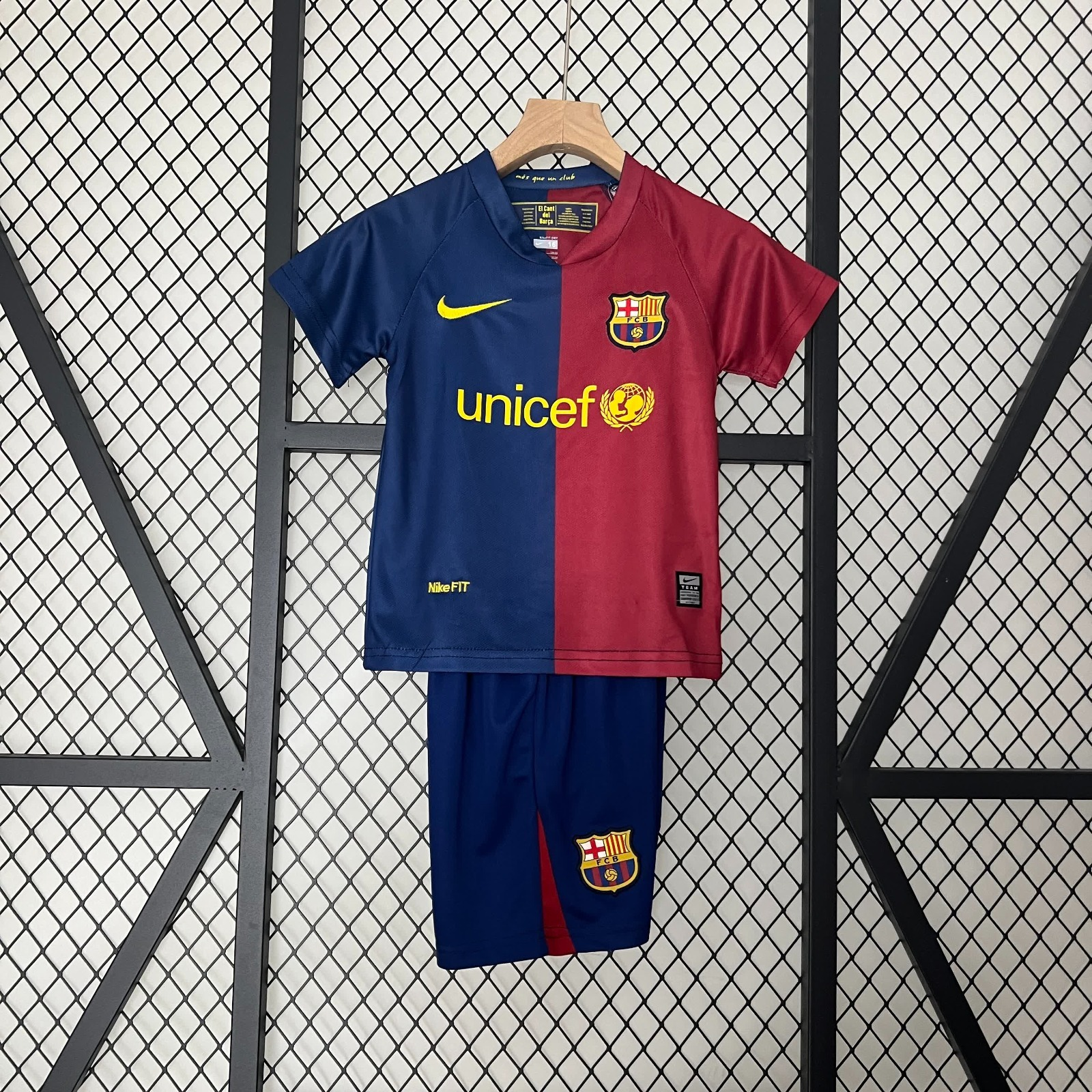 Ensemble enfant Barcelone 2008-2009 Le 12 -ème Maillot, maillot rétro avec logo du club, porté par un enfant.