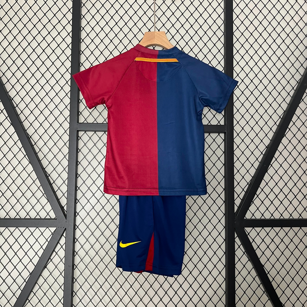Ensemble enfant Barcelone 2008-2009 Le 12 -ème Maillot, maillot rétro avec logo et détails colorés, porté par un enfant.