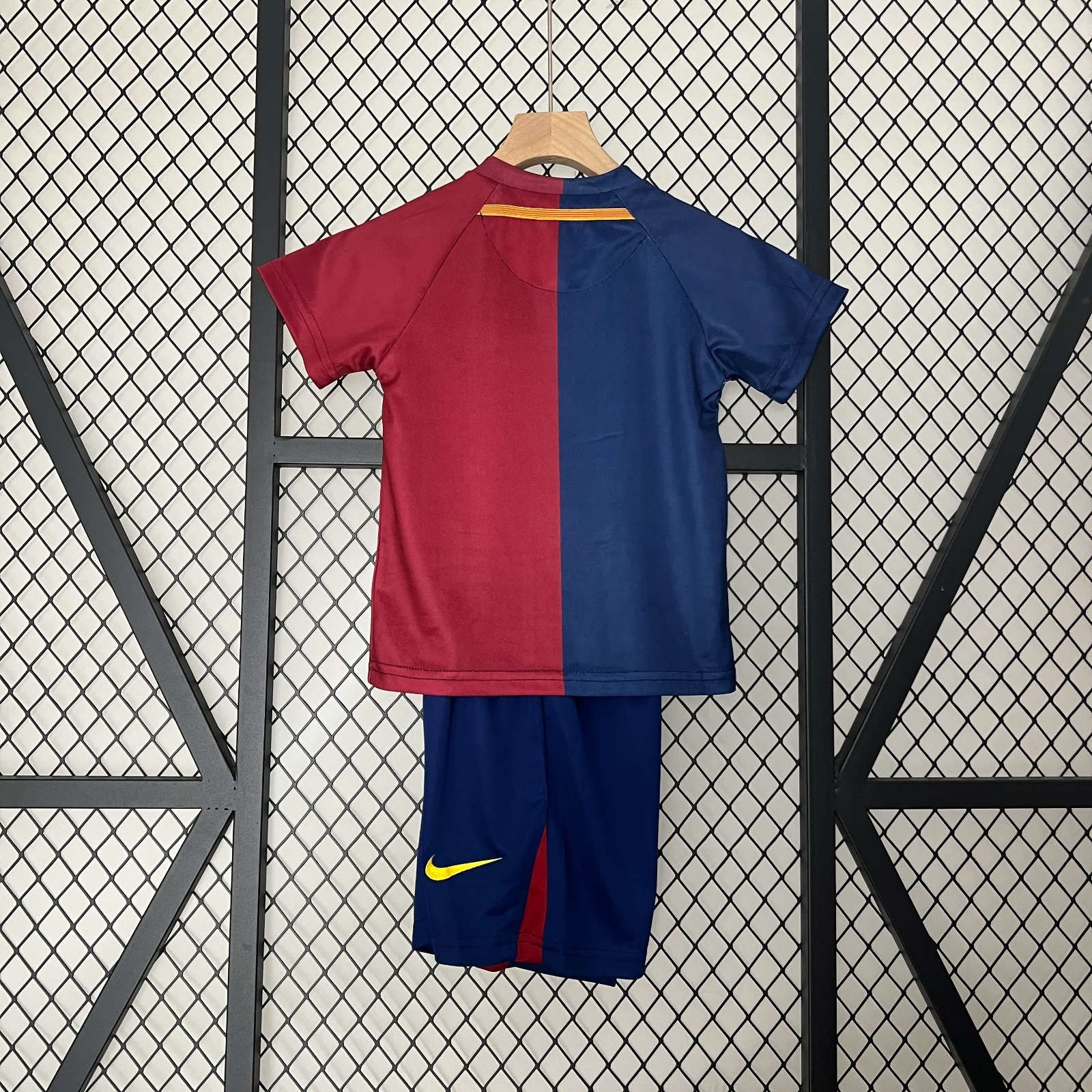 Ensemble enfant Barcelone 2008-2009 Le 12 -ème Maillot, maillot rétro avec logo et détails colorés, porté par un enfant.