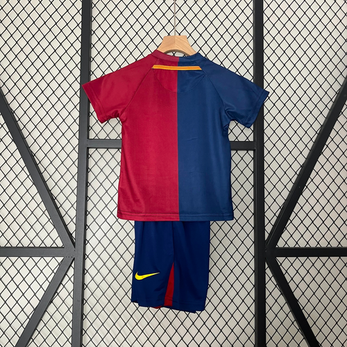 Ensemble enfant Barcelone 2008-2009 Le 12 -ème Maillot, maillot rétro avec logo et détails colorés, porté par un enfant.