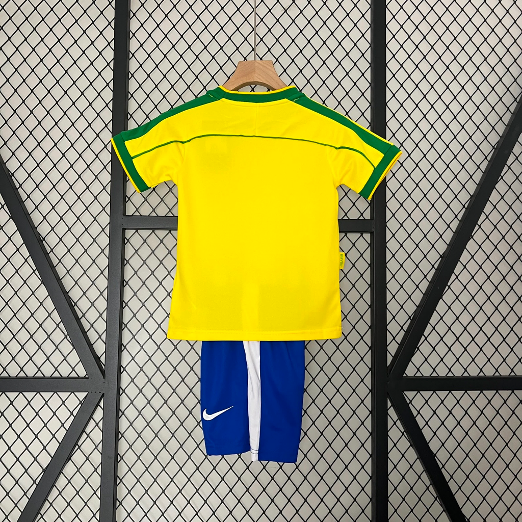 Ensemble enfant 24/25 Le 12 -ème Maillot, style rétro brésilien, avec t-shirt et short coloré, parfait pour l'été.