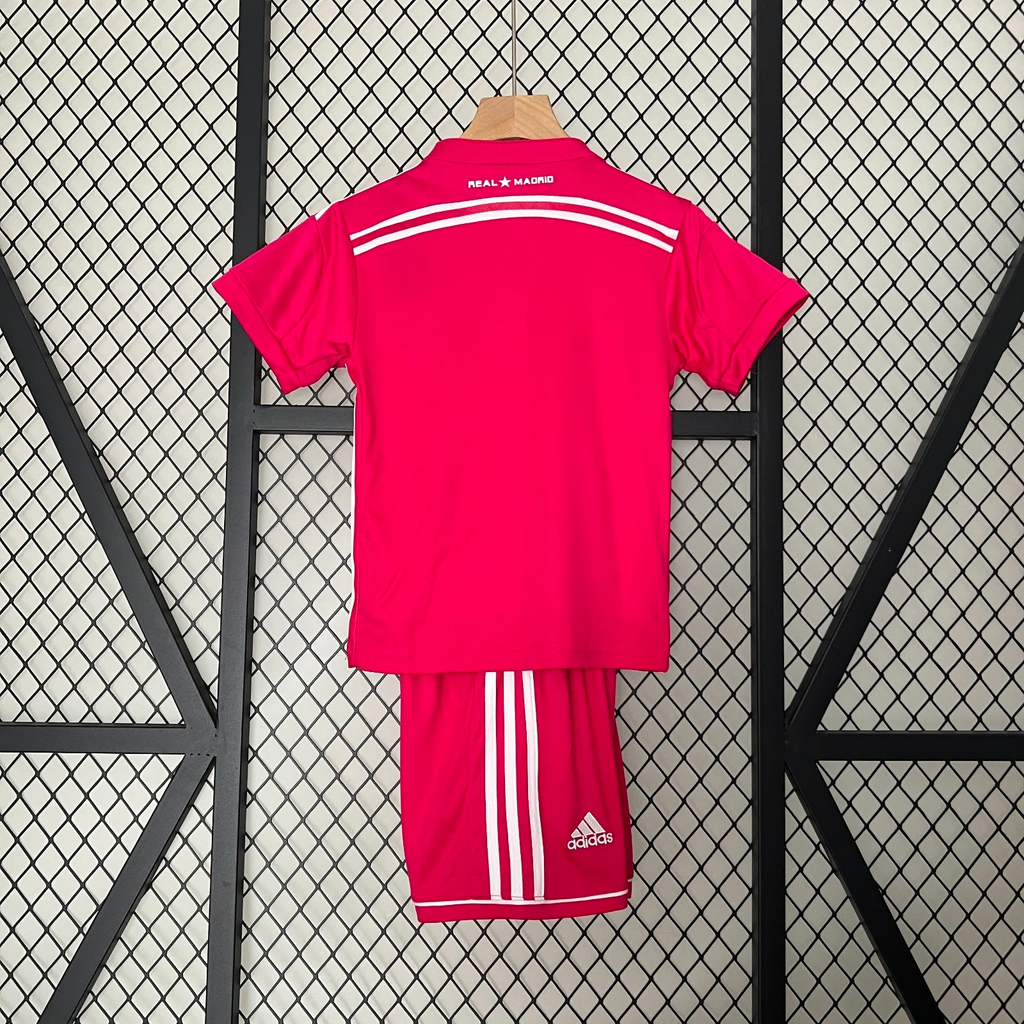 Ensemble enfant Real Madrid 24/25, maillot et short, par Le 12-ème Maillot, vue de l'ensemble du vêtement.