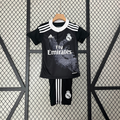 Ensemble enfant Real Madrid Le 12 -ème Maillot, maillot et shorts blancs avec logo et détails bleus, pour jeunes supporters.