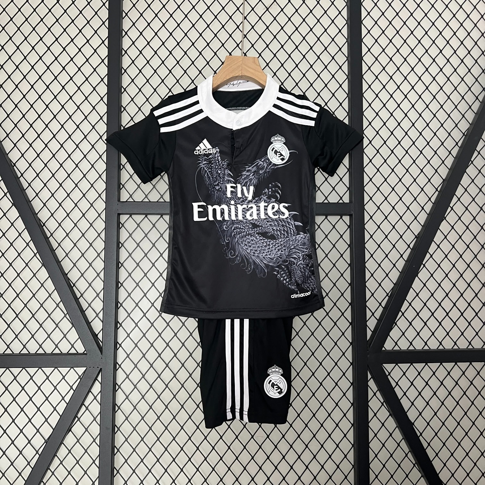 Ensemble enfant Real Madrid Le 12 -ème Maillot, maillot et shorts blancs avec logo et détails bleus, pour jeunes supporters.