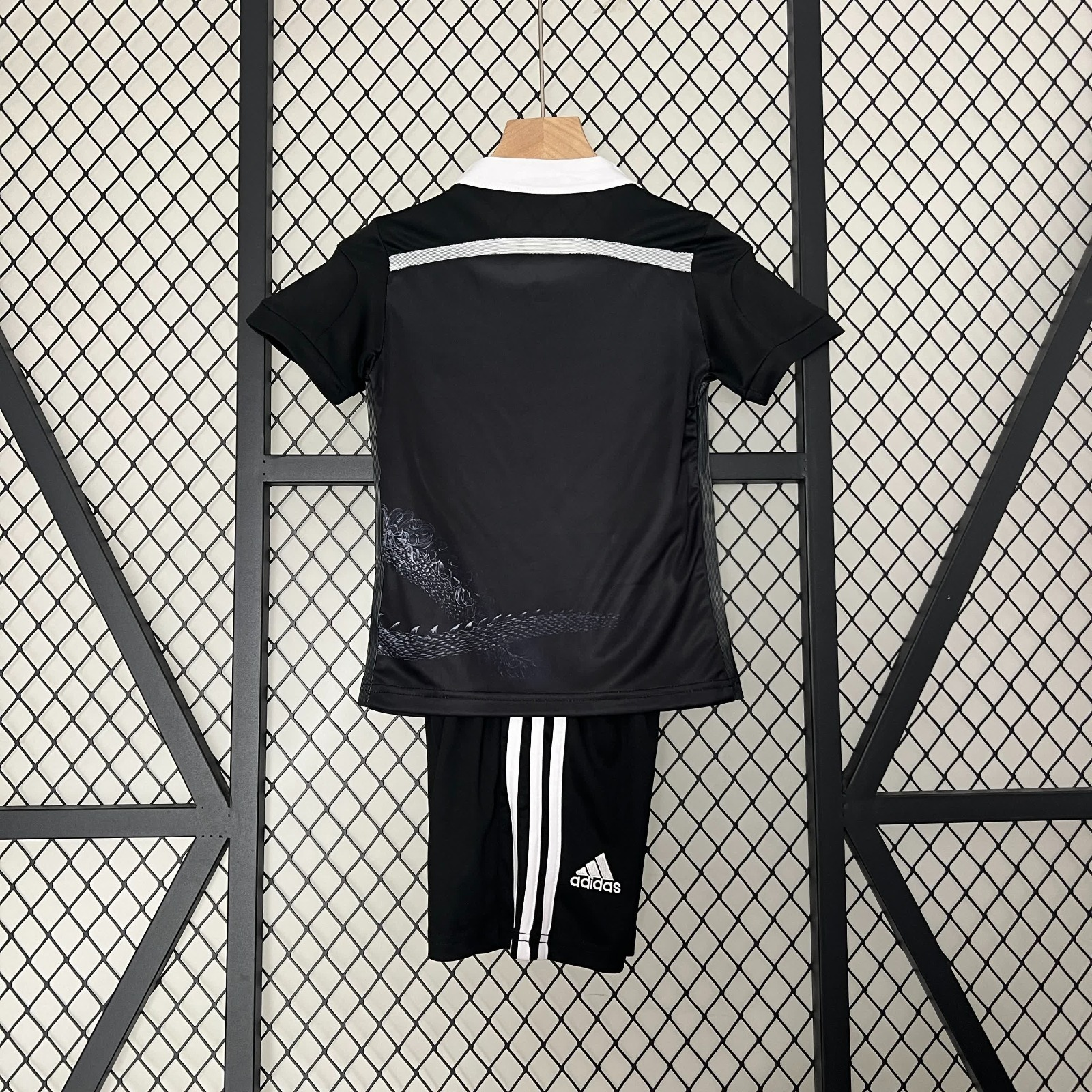 Ensemble enfant Real Madrid Le 12-ème Maillot, maillot et short blanc et bleu, pour supporter l'équipe de football.