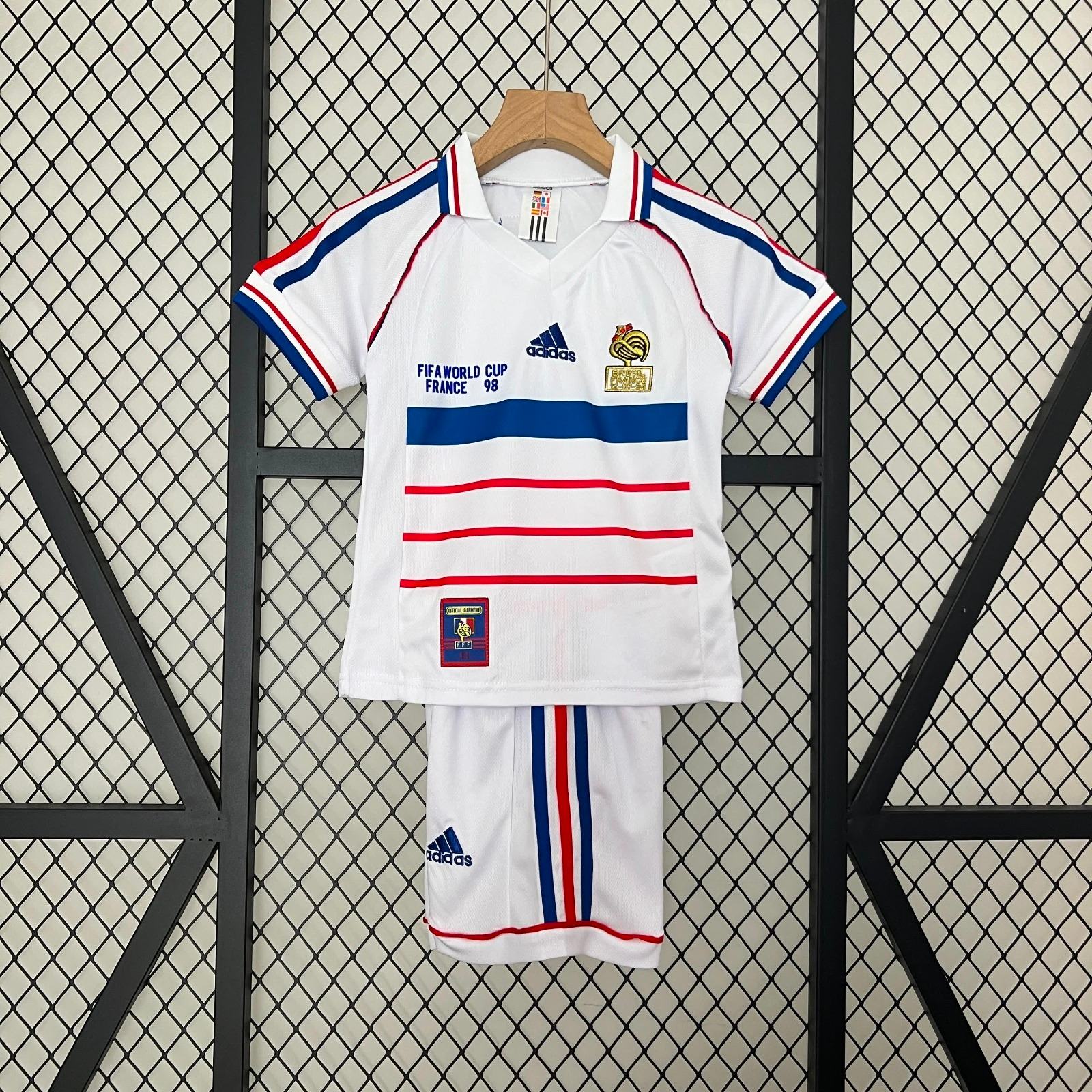 Ensemble enfant France rétro Le 12 -ème Maillot, vêtements colorés avec logo et détails vintage pour garçon ou fille.