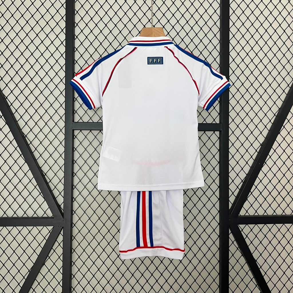 Ensemble pour enfant 24/25 France rétro de Le 12 -ème Maillot, maillot et short colorés avec logo officiel.