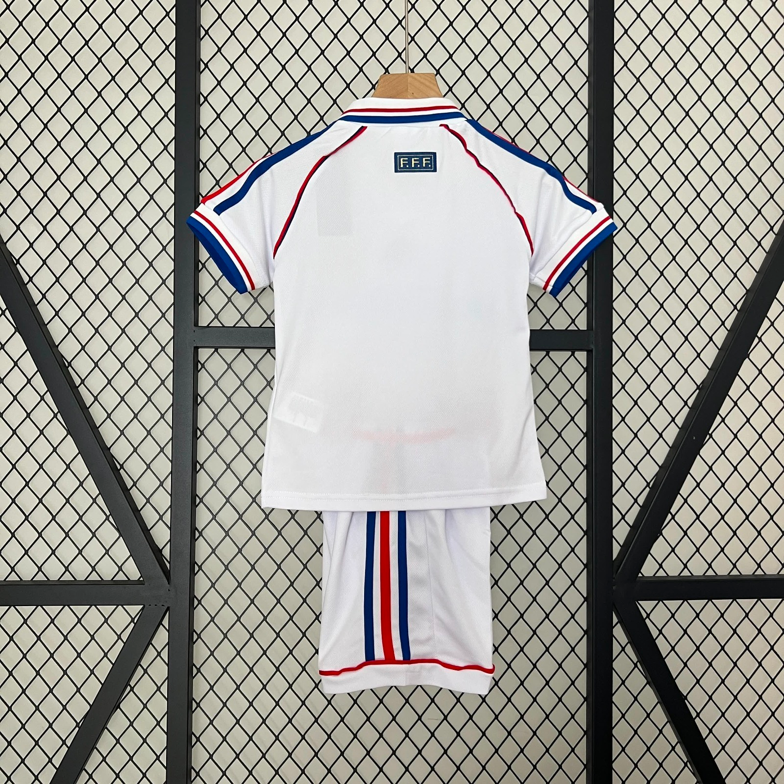 Ensemble pour enfant 24/25 France rétro de Le 12 -ème Maillot, maillot et short colorés avec logo officiel.