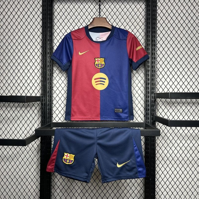 Ensemble pour enfant Barcelone de la marque Le 12-ème Maillot, haut et pantalon sport bleu et blanc, vue de l'ensemble complet.