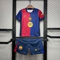 Ensemble pour enfant Barcelone de la marque Le 12-ème Maillot, haut et pantalon sport bleu et blanc, vue de l'ensemble complet.