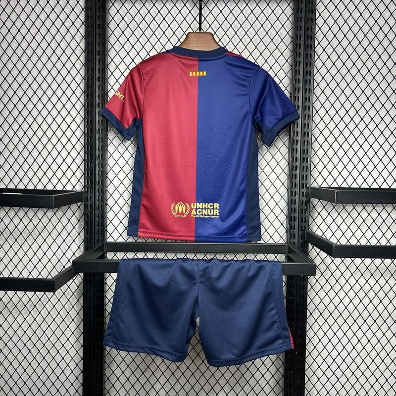 Ensemble pour enfant 24/25 ans Barcelone, maillot et short de sport Le 12 -ème Maillot, vue de l'ensemble de l'ensemble.