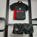 Ensemble pour enfant Barcelone de Le 12 -ème Maillot, t-shirt et short colorés avec logo du club, porté par un enfant.