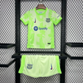 Ensemble pour enfant Barcelone Le 12 -ème Maillot, haut et pantalon assortis, couleurs vives et motifs sportifs.