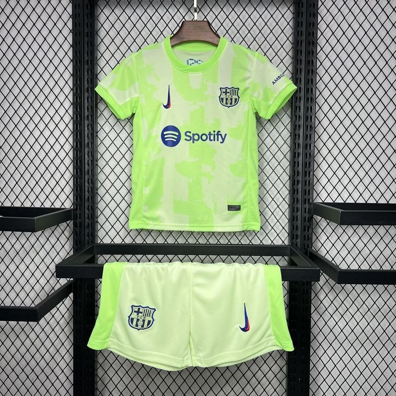 Ensemble pour enfant Barcelone Le 12 -ème Maillot, haut et pantalon assortis, couleurs vives et motifs sportifs.