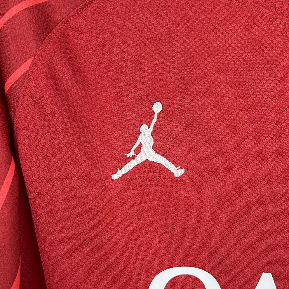 Maillot à manches longues PSG rouge Le 12 -ème Maillot, vue de face avec logo du Paris Saint-Germain visible.