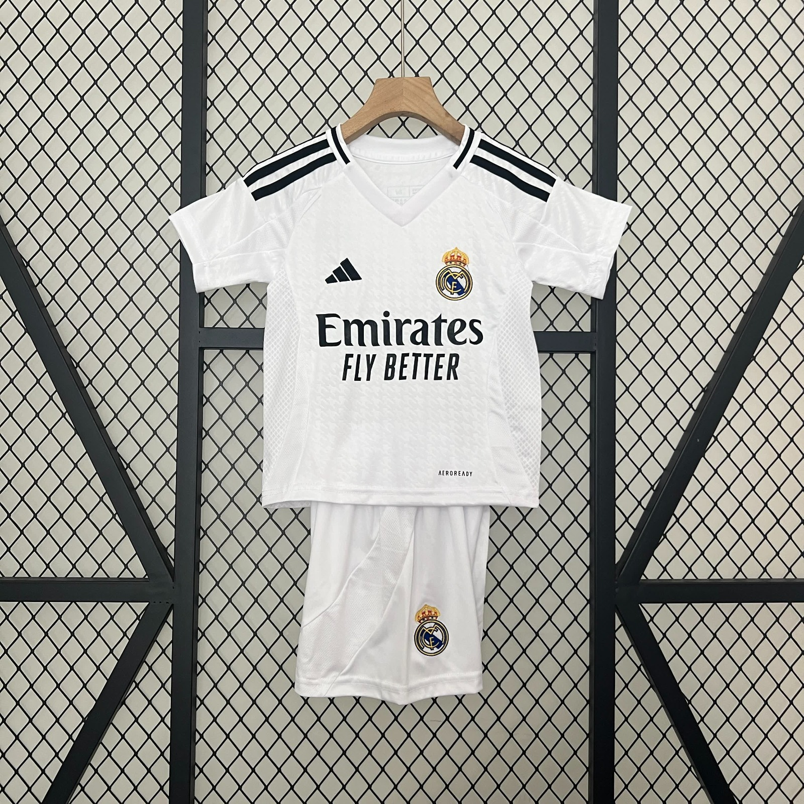 Ensemble enfant Real Madrid 24/25, maillot et short, par Le 12 -ème Maillot, vêtement de football pour jeunes supporters.