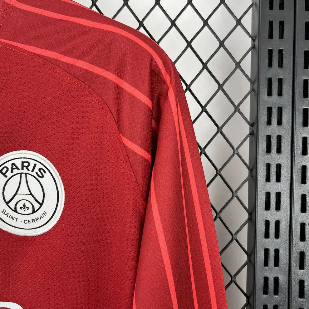 Maillot à manches longues PSG Rouge Le 12 -ème Maillot, vue détaillée du design avec logo et détails du maillot de football.
