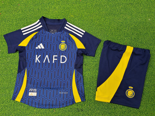 Ensemble pour enfant Al-Nassr 24/25, marque Le 12 -ème Maillot, costume bleu avec logo et détails sportifs.