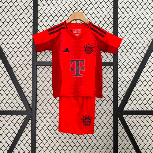 Ensemble pour enfant Bayern Munich Le 12-ème Maillot 24/25, maillot et short bleus avec logo du club et détails sportifs.